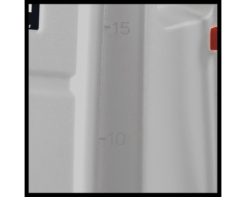 Detaljvy av en vit vätskenivåindikator med skala.