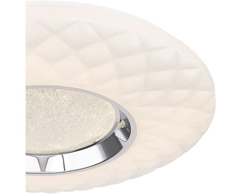 Närbild av en taklampa med rombmönster och kromring