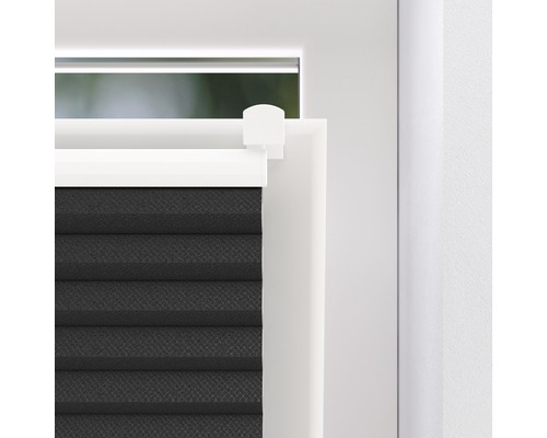 Närbild av en antracit plisségardin på fönstret