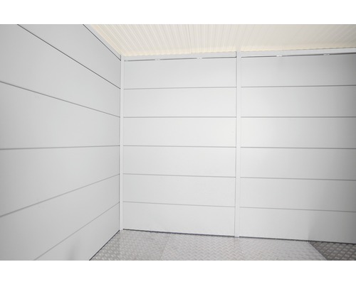 Interiörvy av ett förråd med väggpaneler