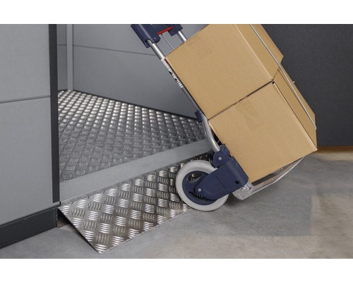 Transportvagn med kartonger på en ramp
