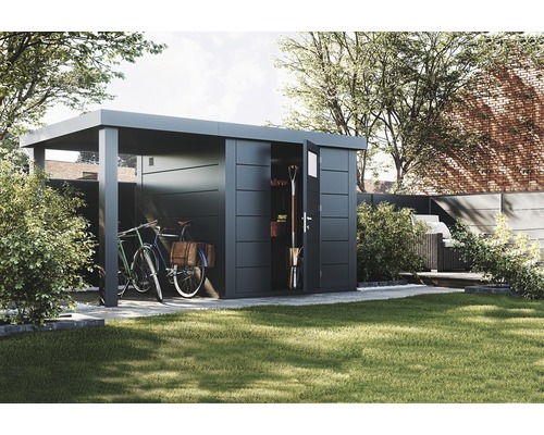 Trädgårdsskåp i metall med cyklar och trädgårdsredskap