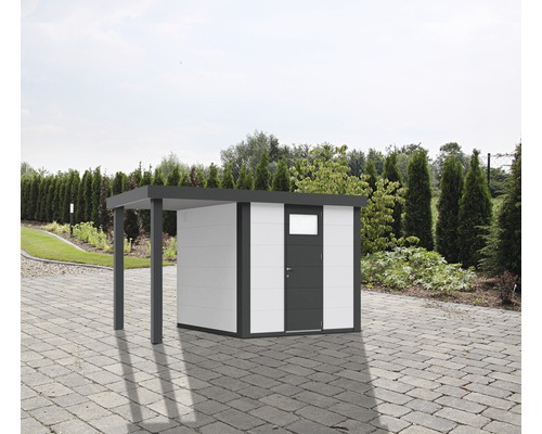 Trädgårdshus med tak och dörr på stenlagd yta