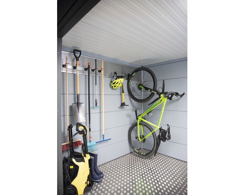 Inredning av trädgårdsskjul med cykel, trädgårdsredskap och högtryckstvätt