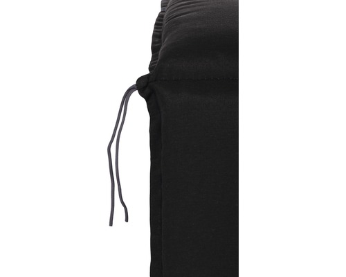 Närbild av svarta byxor med dragsko