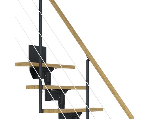 Detaljvy av en spiraltrappa med trätrappsteg och metallräcke
