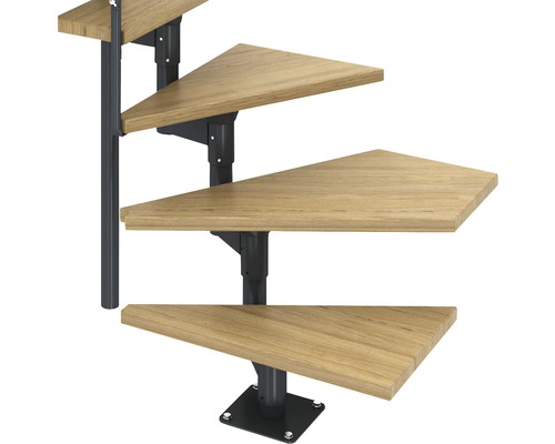 Trekvartsvy av en spiraltrappa med trästeg och metallstruktur