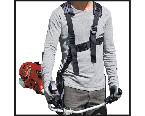 En person bär en bärrem för en röjsåg.