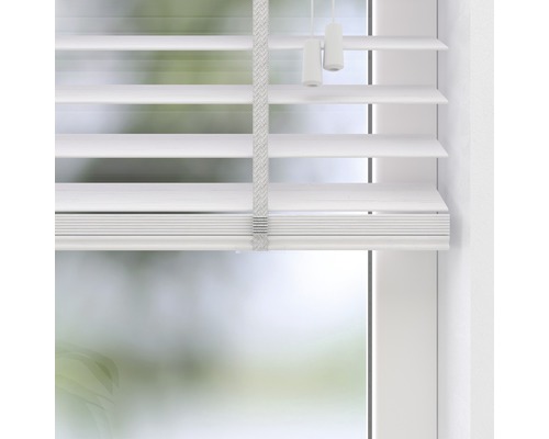 Vit persienn på fönstret med manöversnöre