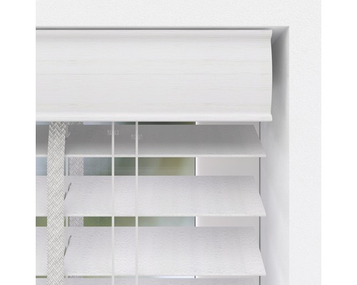 Detaljvy av en vit träpersienn i en fönsterkarm