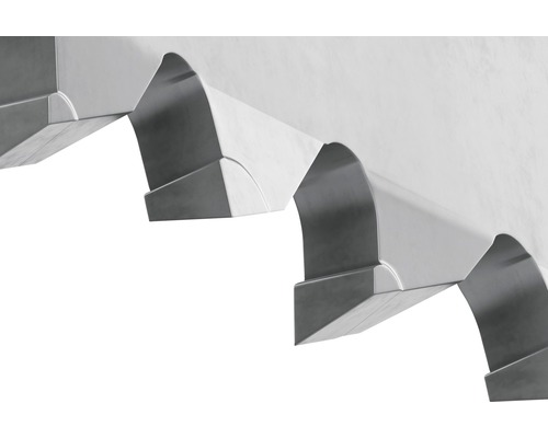 Detaljbild av en vit, svängd väggstruktur för utomhusbruk