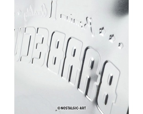 Detaljvy av upphöjd text på metallskylt