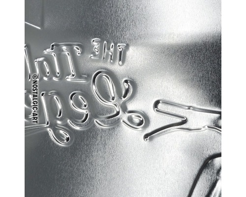 Detalj av en präglad metallskyltyta med bokstäver