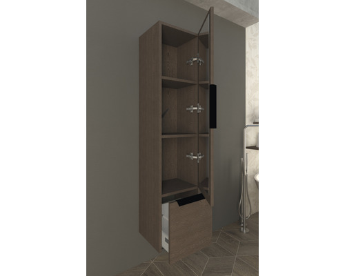 Hög skåp med hyllor och en låda i badrummet.