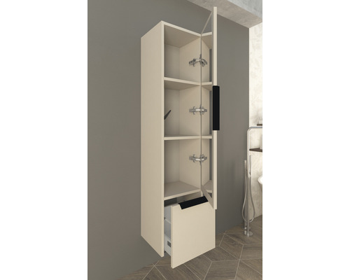 Öppet badrumsskåp med hyllor och låda