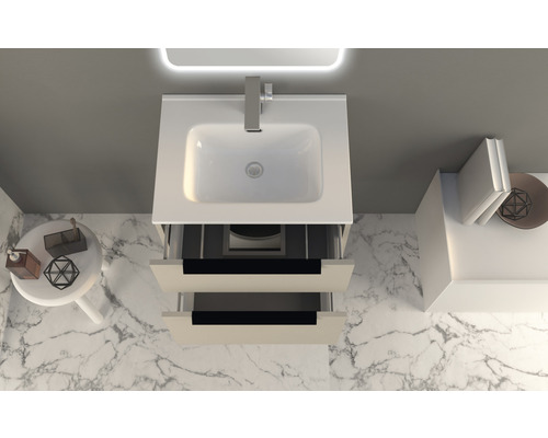 Överifrånvy av handfat med två öppna lådor och dekorativa föremål i badrummet