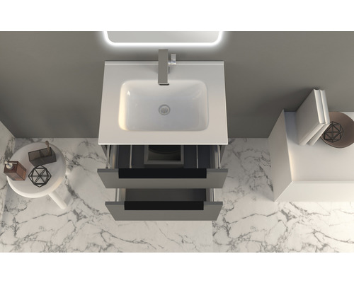 Badrum med handfat, armatur och underskåp med öppna lådor