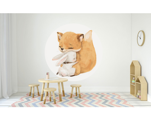 Dekorativt barnrum med väggdekal, bord och stolar