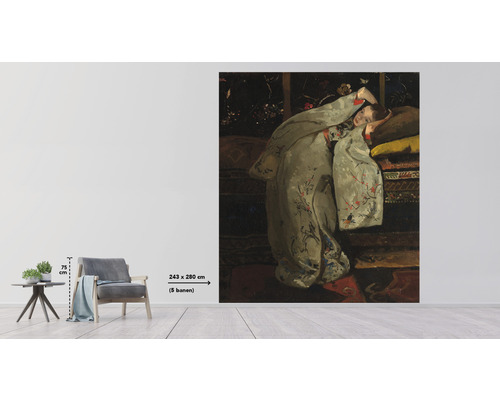 Väggbild med målning av en liggande kvinna i kimono, storlek 243 x 280 cm