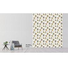 Non-woven tapet med djurmönster visas i rummet, mått 243 x 280 cm