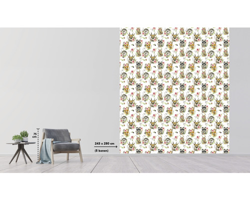 Non-woven tapet med djurmönster visas i rummet, mått 243 x 280 cm