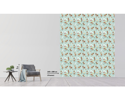 Rumsscen med fototapet med djurmotiv, fåtölj och sidobord för dekoration av ett rum.