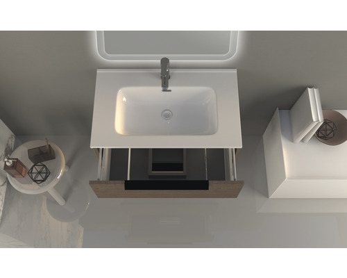 Ovanifrånsett tvättställsskåp med tvättställ och armatur i badrum