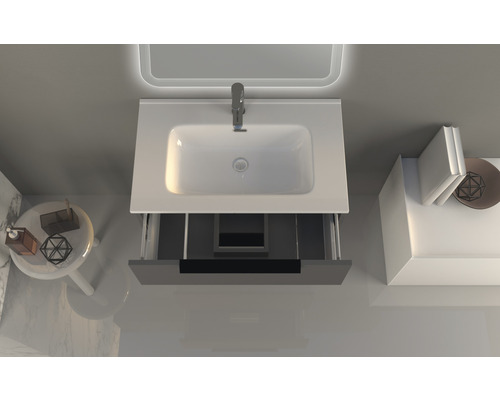 Tvättställ med öppen låda och armatur i ett ljust badrum