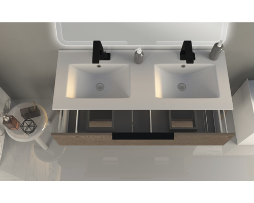 Ovanifrån sett ett badrum med dubbla handfat och träskåp