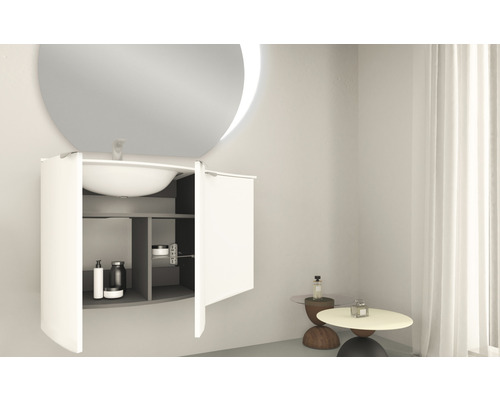 Badrum med spegelskåp, tvättställ och badrumsmöbler