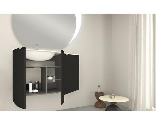 Badrum med upplyst spegel, handfat och underskåp med öppna dörrar