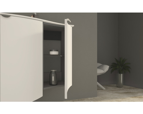 Badrum med spegelskåp och hylla