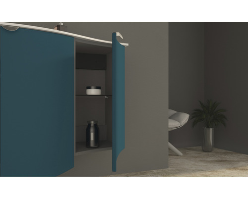 Badrumsskåp med öppen dörr och interna hyllor