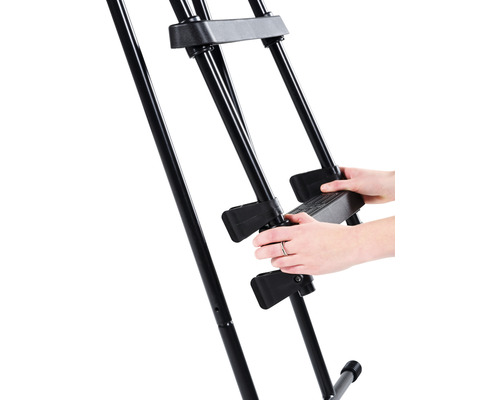 Detaljvy av en person som justerar ett staffli av metall