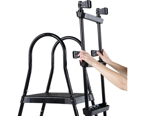 Detaljvy av en svart trappstege med handtag för ett säkert grepp.