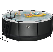 Ovanjordisk pool med stege och lekande barn i vattnet