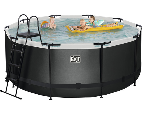 Ovanjordisk pool med stege och lekande barn i vattnet