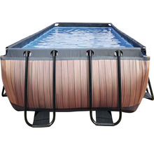 Ovanjordspool med träpanel och svart ram