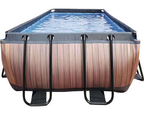 Ovanjordspool med träpanel och svart ram