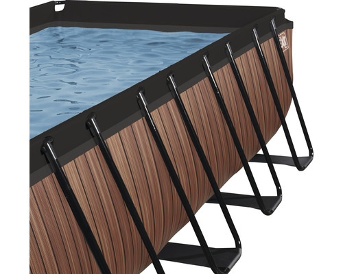 Detaljvy av en rektangulär ovanmarkspool med träpanel och stålram