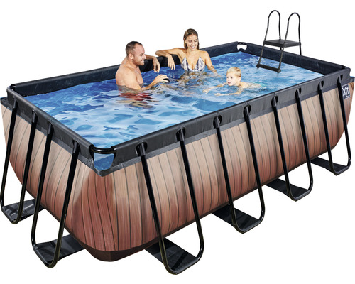 Rektangulär pool med träutseende, stålram och stege där en familj har roligt.