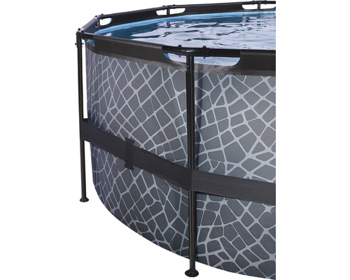 Detaljvy av en stålramspool med mosaikmönster