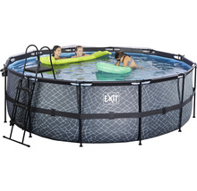 Ovanjordisk pool med stege och lekande barn