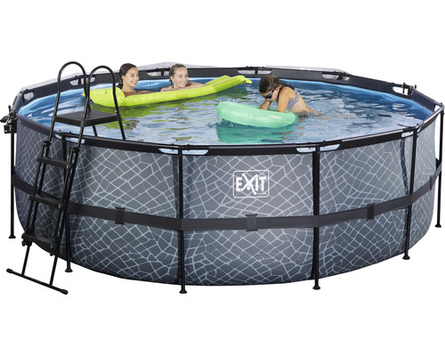 Ovanjordisk pool med stege och lekande barn