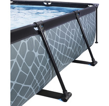 Detaljvy av en framepool med stålram och mönster