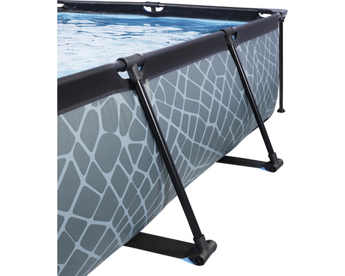 Detaljvy av en framepool med stålram och mönster