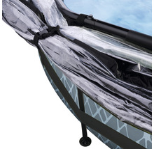 Detaljvy av en studsmatta med regnskydd