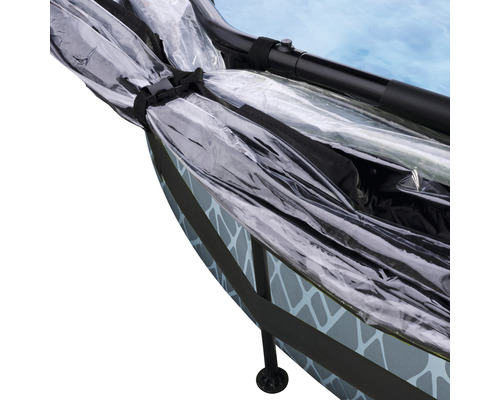 Detaljvy av en studsmatta med regnskydd