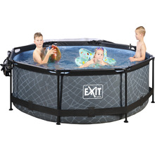 Ovanmarkspool med lekande barn i vattnet