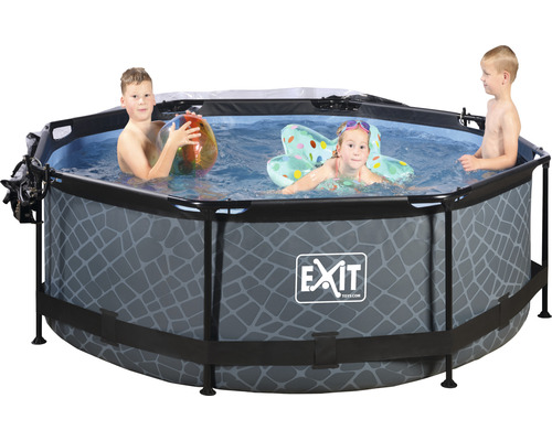 Ovanmarkspool med lekande barn i vattnet